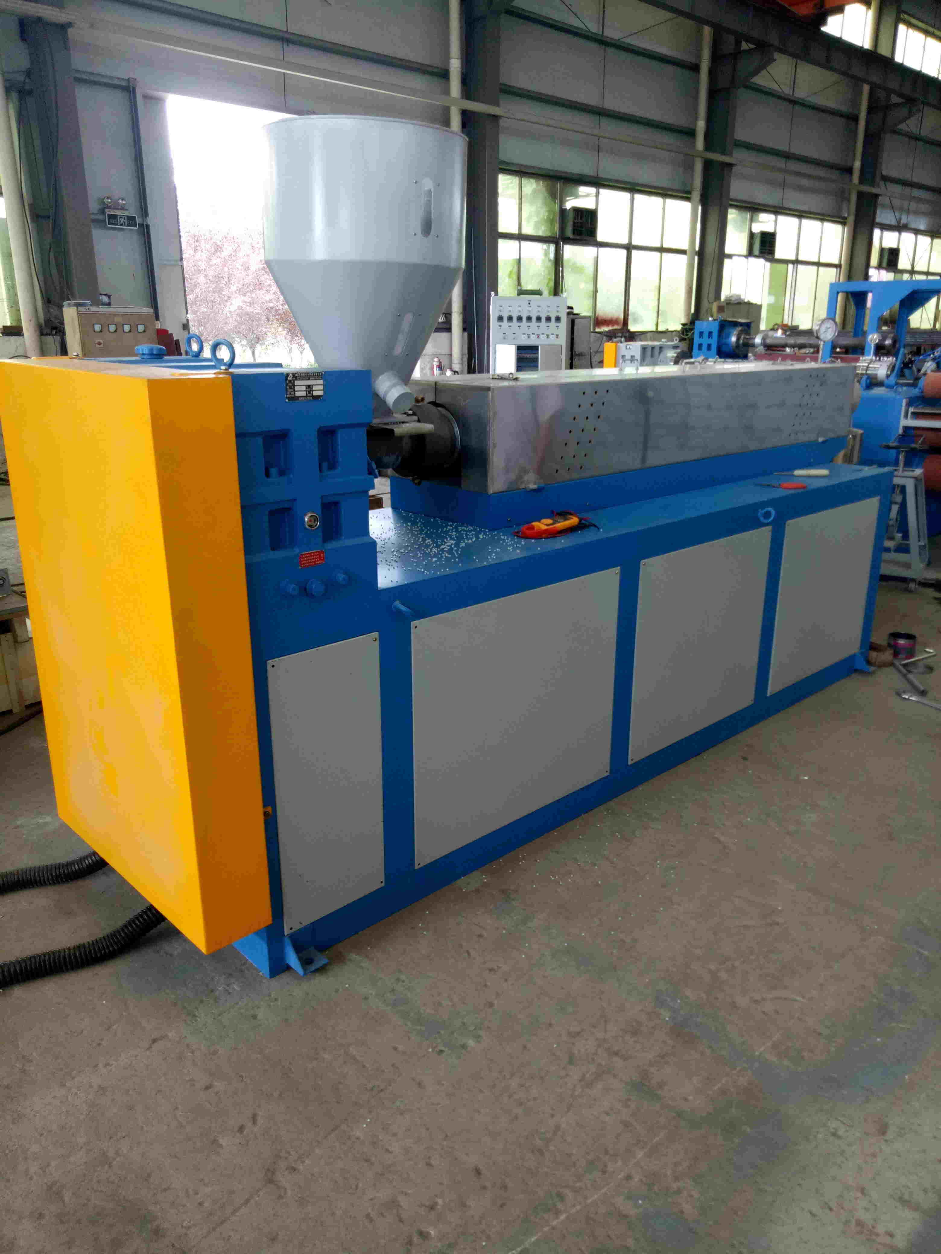 Prepare transport the extruder line to the customer