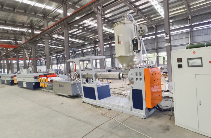 Extruder machine with cutter chopping